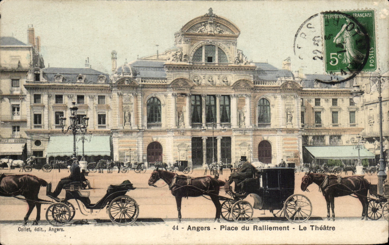CPA Angers Place du ralliement le theatre Caleches