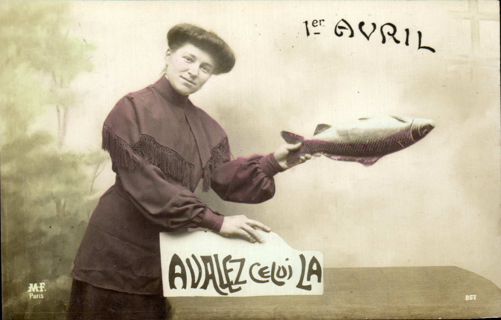 CPA Fantaisie Femme 1er avril poisson Paques