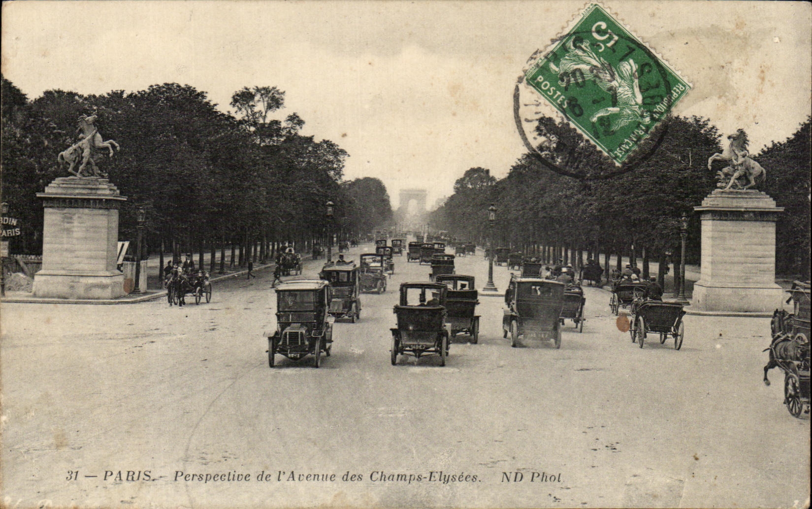CPA Paris Perspective de l'Avenue des Champs Elysees Automobile Arc de triomphe