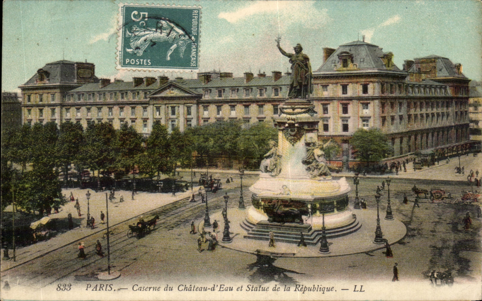 CPA Paris Barracks of the Castle D Water and Statue of the Republic