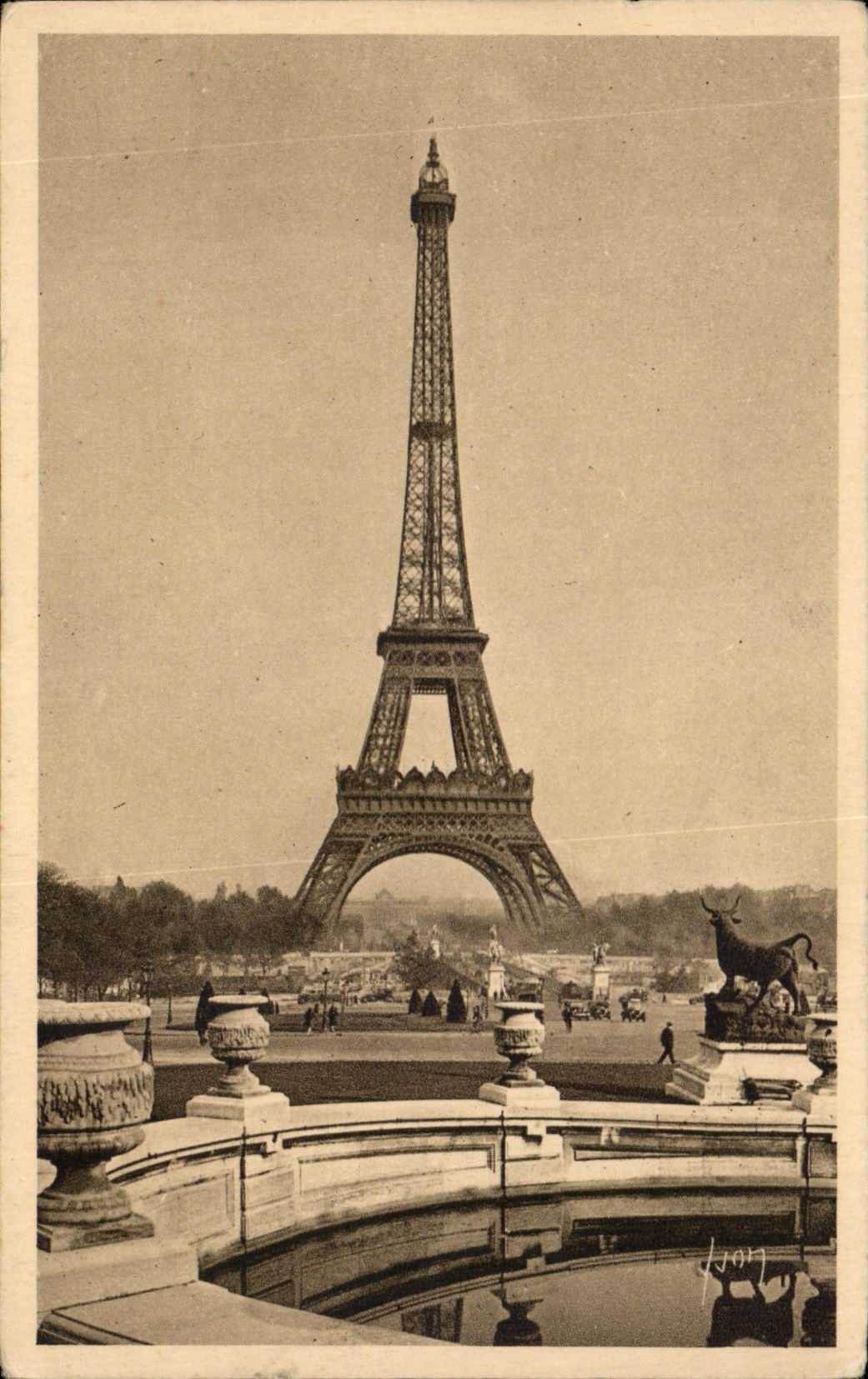 CPA Paris While Strolling Turn Eiffe and basins of Trocadero