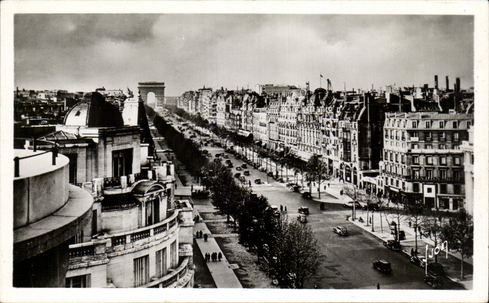CPA Paris En Flanant Avenue Des Champes Elysees Yvon 