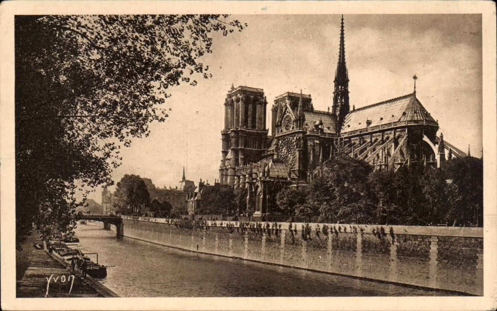 Picturesque CPA Paris Notre Dame And the Public garden Of the Yvon Archbishop's palace