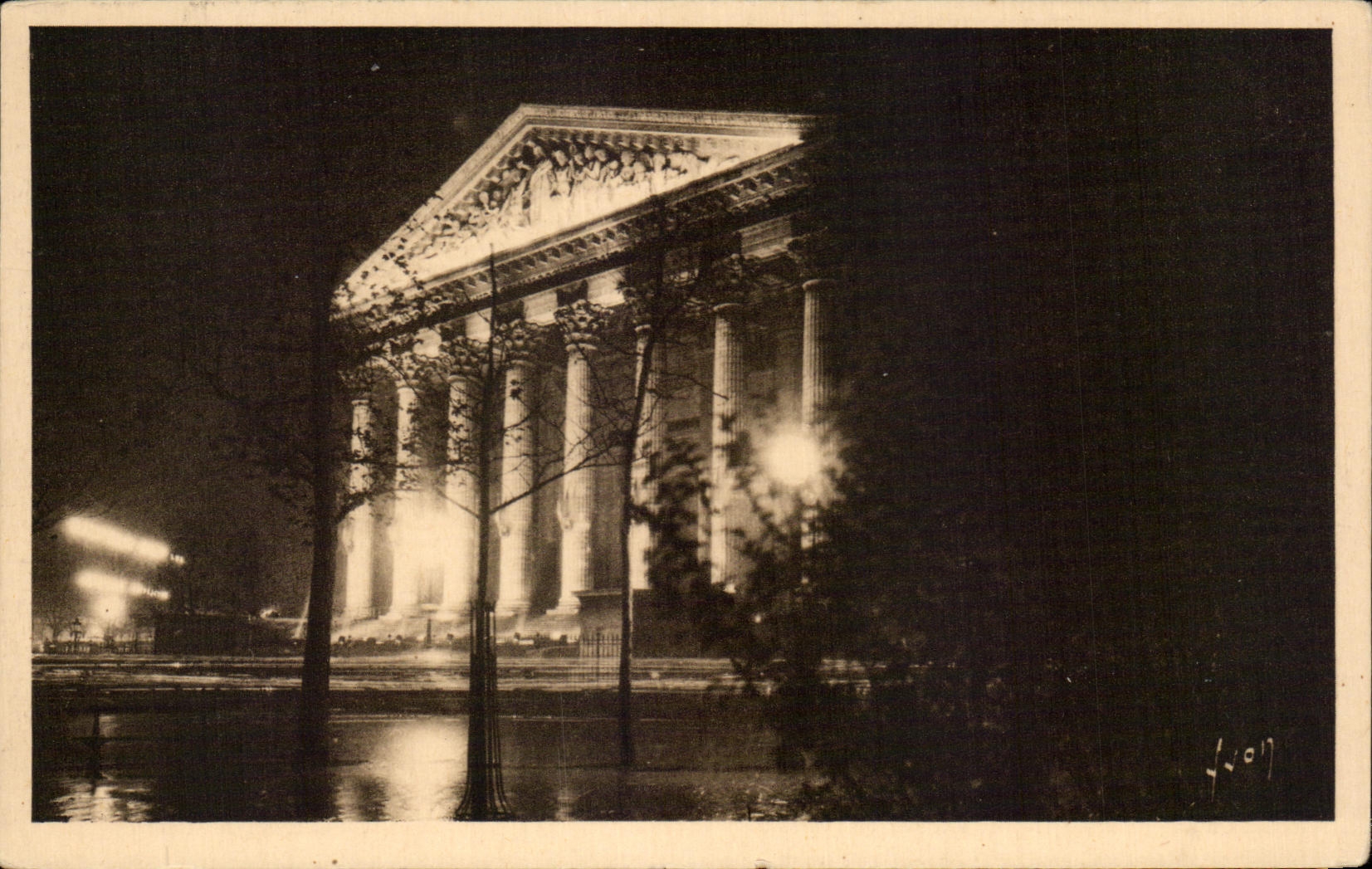 CPA Paris While Strolling the Madeleine Yvon