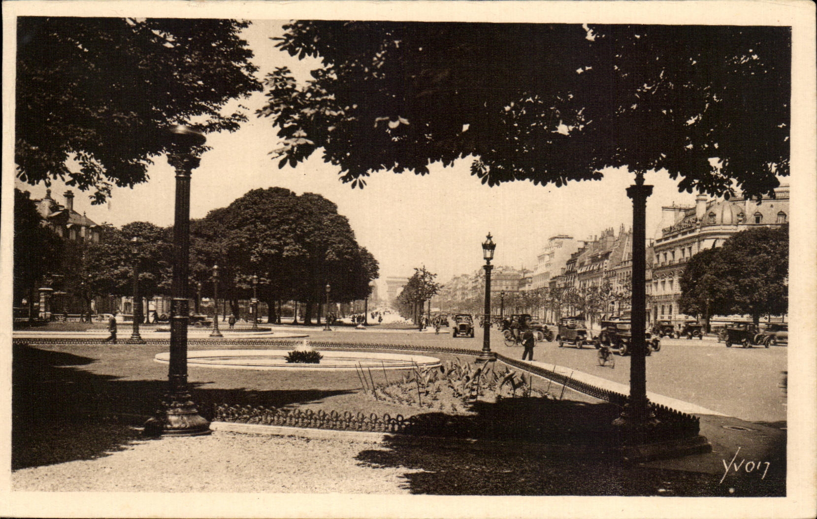 CPA Paris En Flanant Le Rond point Des Champs Elysees Yvon