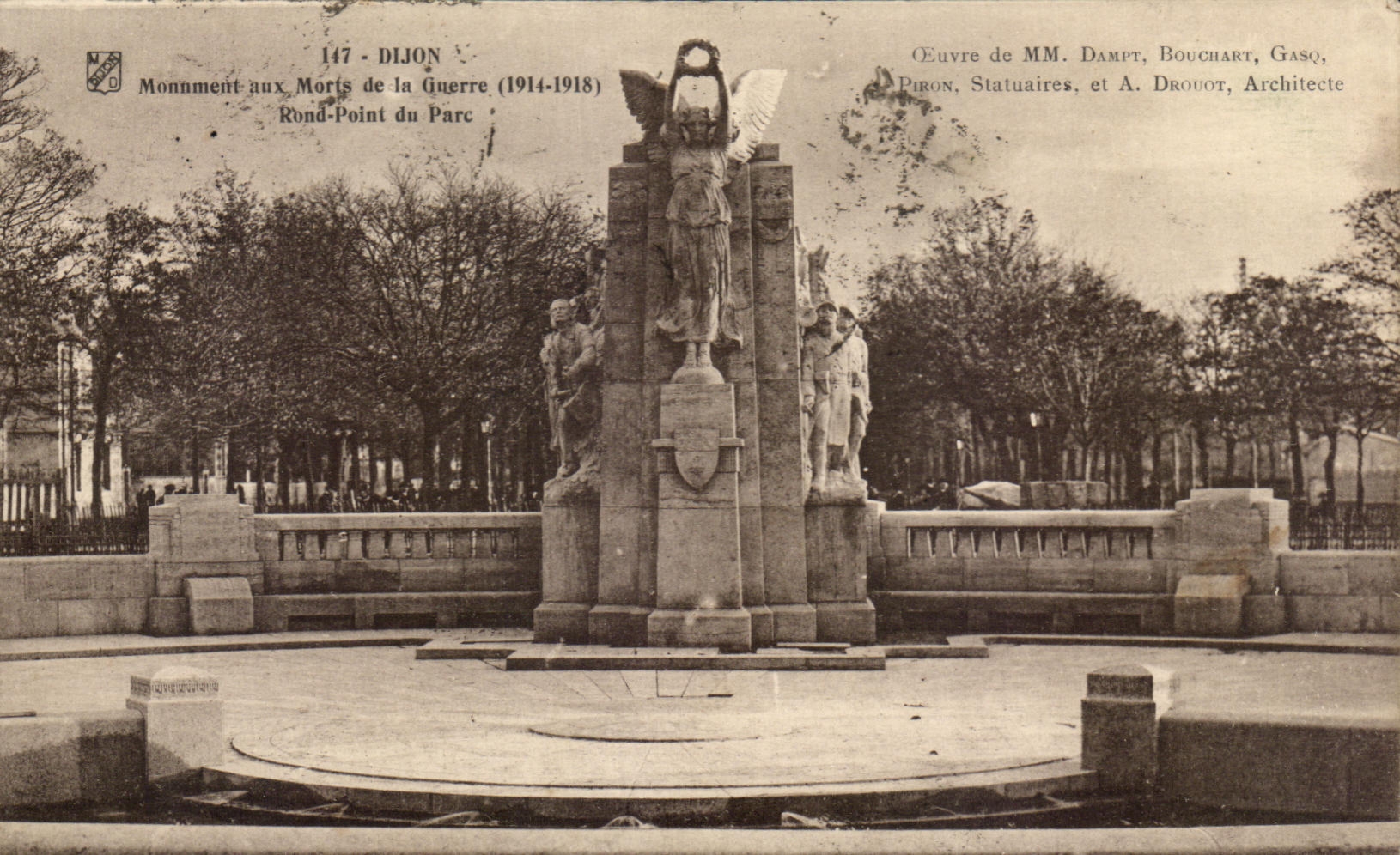 CPA Dijon Monument aux Morts de la Guerre Rond Point du Parc Militaria