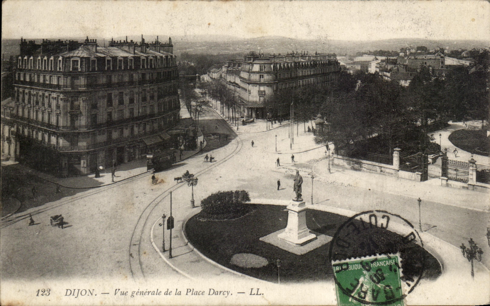 CPA Dijon Vue generale de la Place Darcy