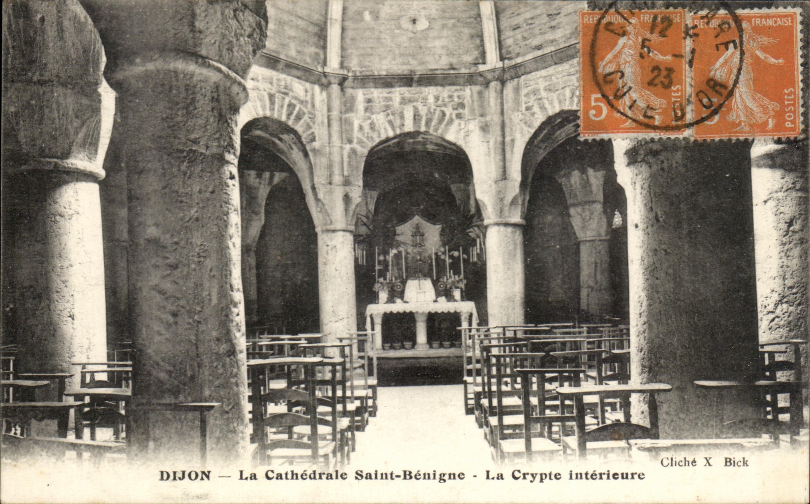 CPA Dijon La Cathedrale Saint Benigne La Crypte interieure