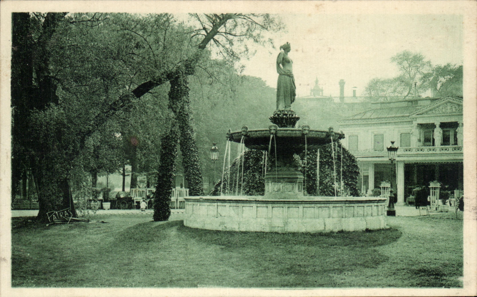 CPA Paris In the gardens of the Champs Elysees