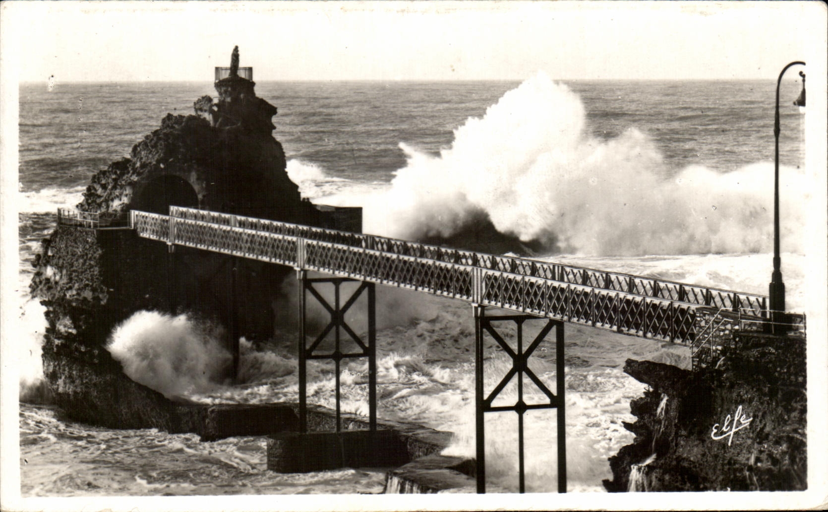 CPA Biarritz Le rocher de la vierge par gros temps