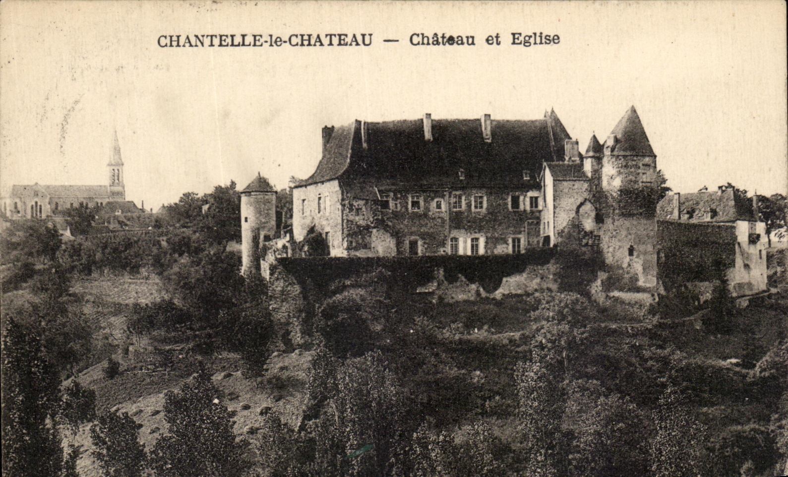 CPA Chantelle Le Chateau Chateau Et Eglise