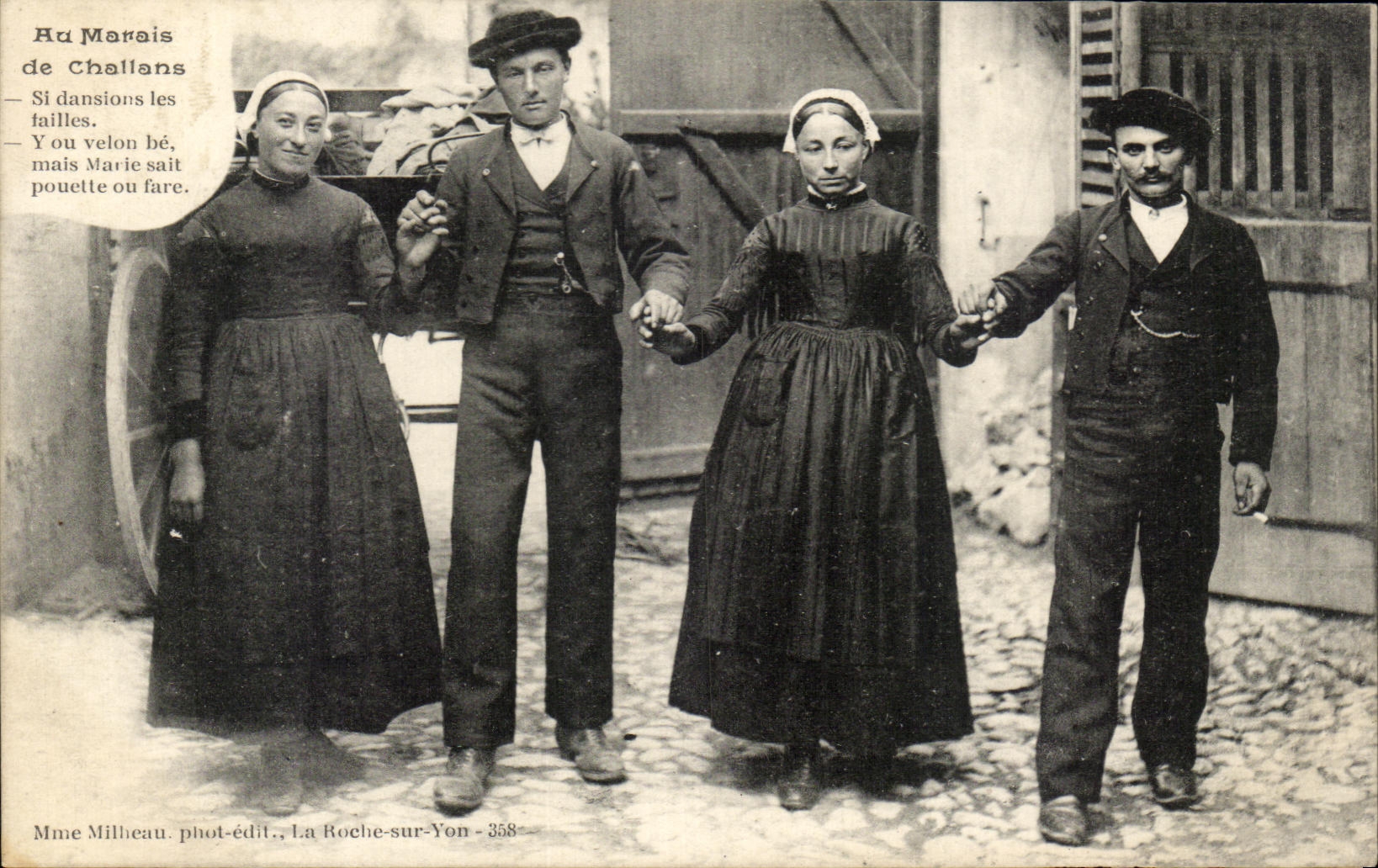 CPA Au Marais de Challons Folklore costume Danse 