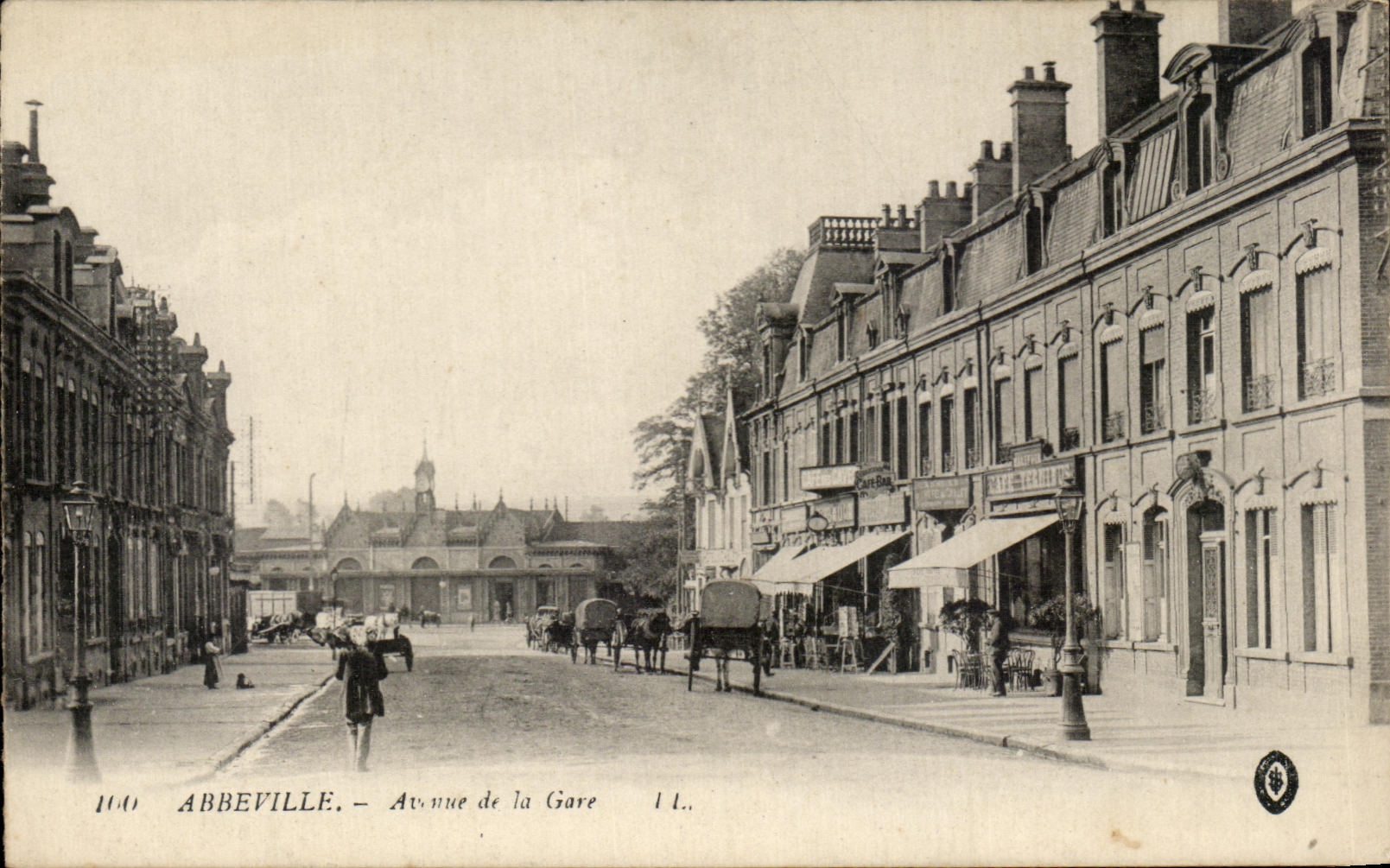 CPA Abbeville Avene of the Station
