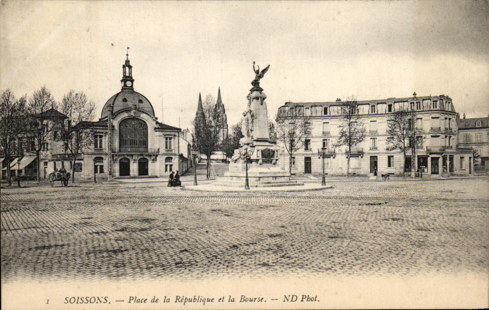 CPA Soissons Place de la Republique et la Bourse