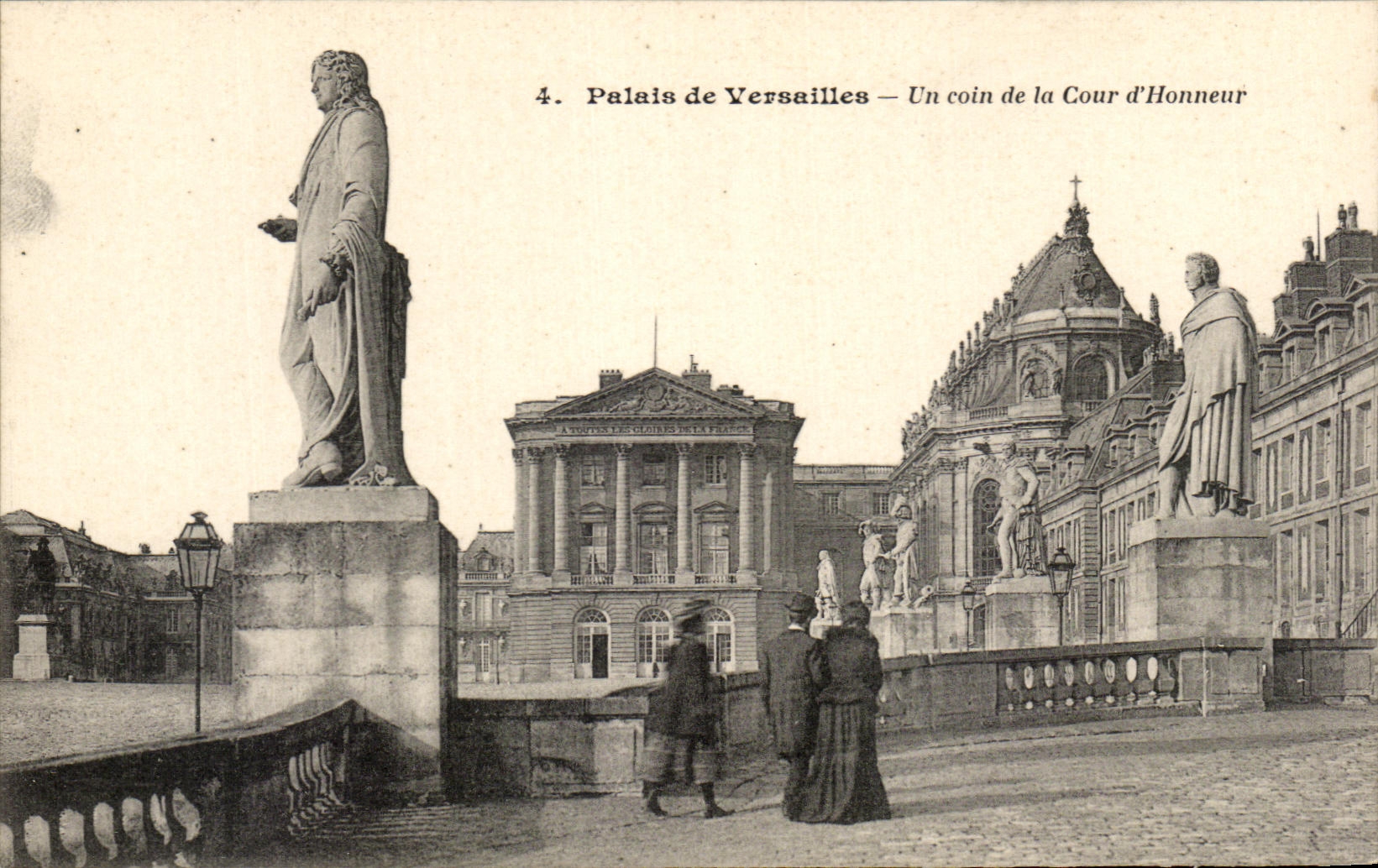 CPA Palais de Versailles Un Coin de la Cour d'Honneur