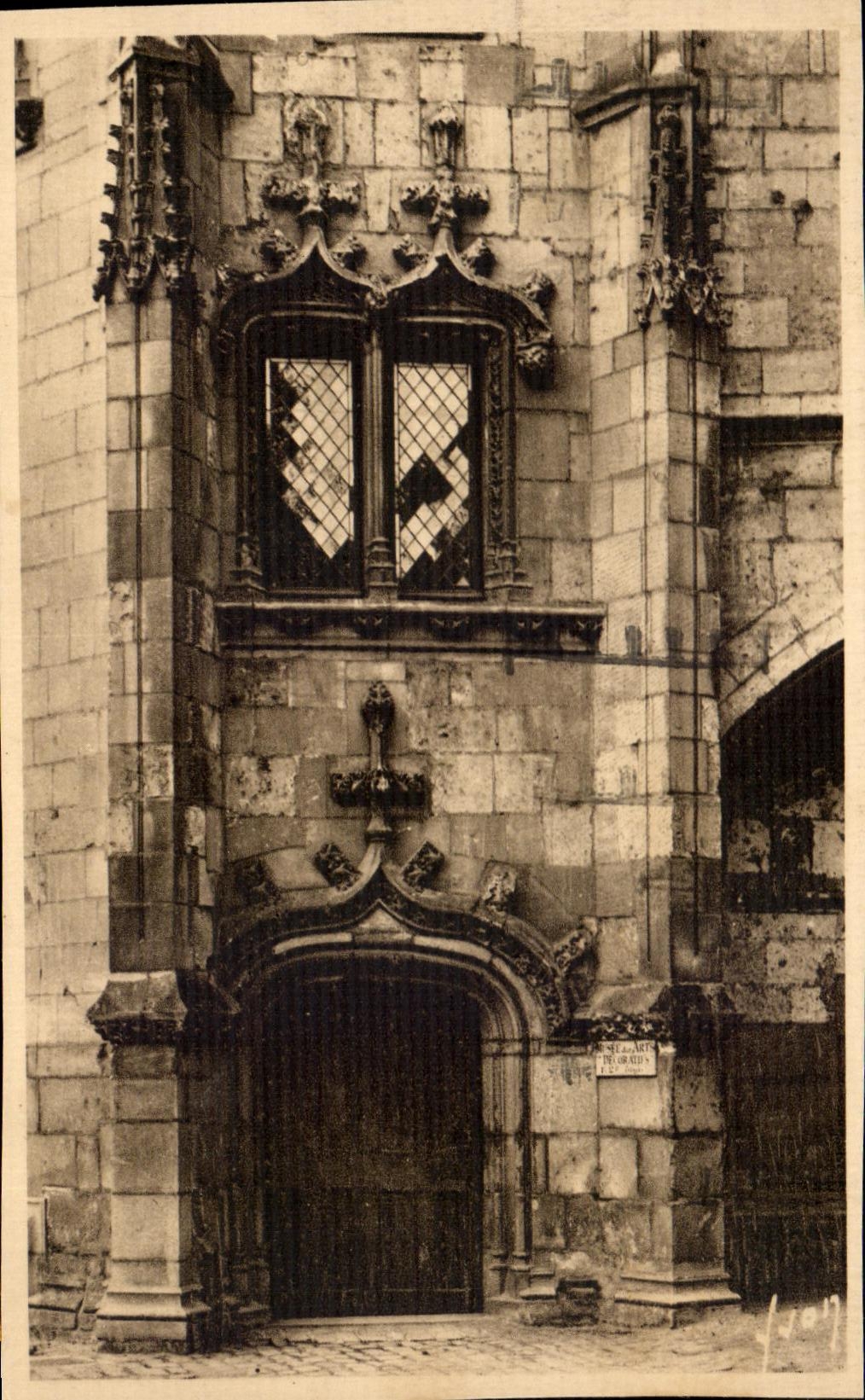 CPA Soft France Nantes Castle of Due of Brittany Tower of the Gold Crown Entrance