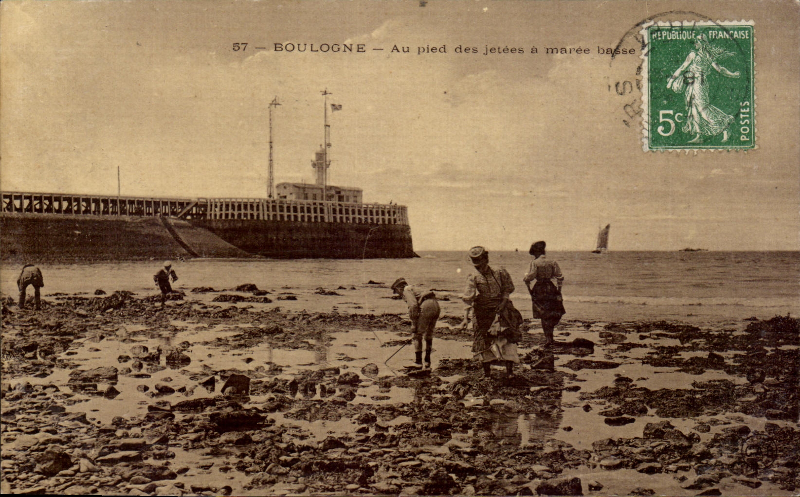 CPA Boulogne With the foot of the piers has low tide