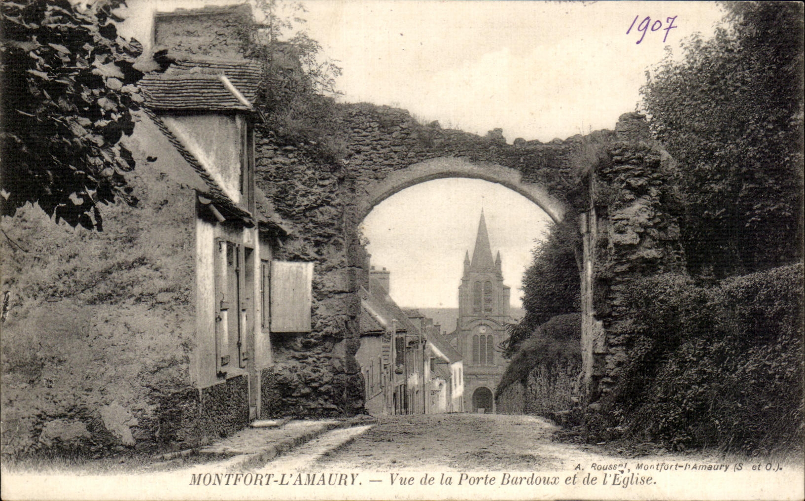 CPA Montfort L'Amaury Vue De La Porte Bardoux Et De L'Eglise