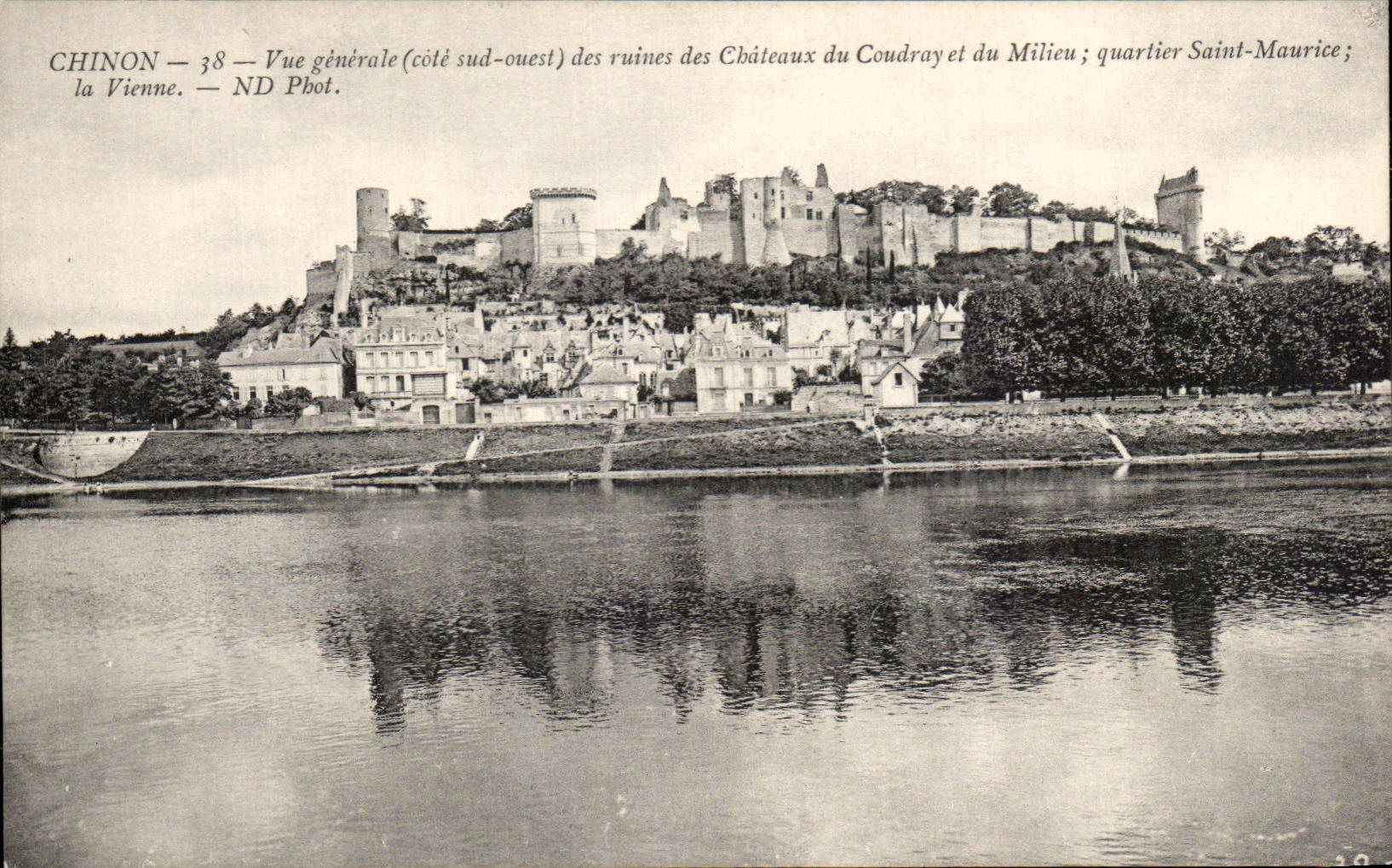 CPA Chinon View of the ruins of Chiteaux of Coudray and the Medium district Saint Maurice