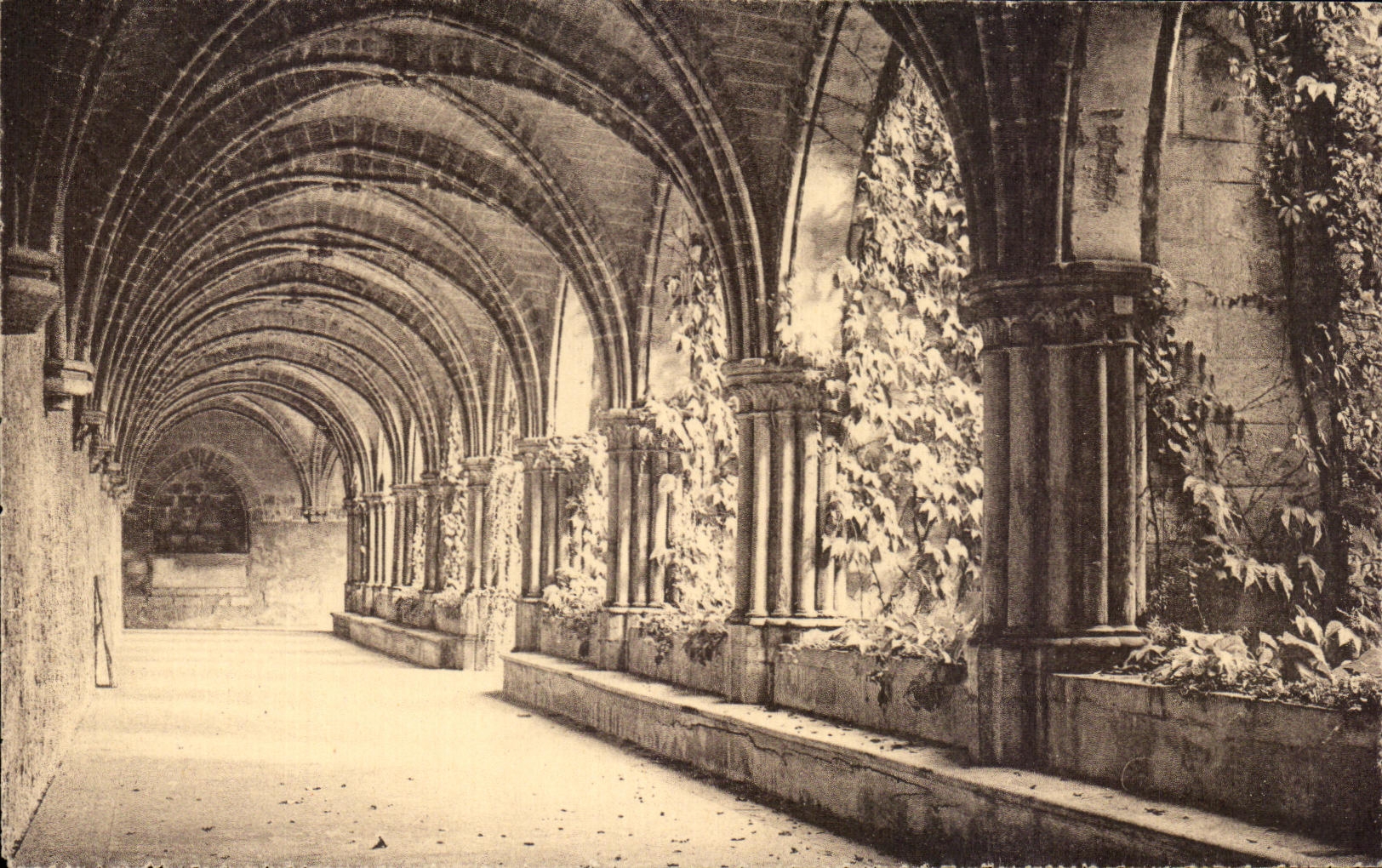 CPA Abbey of Royaumont Asniere on Oise Cloister