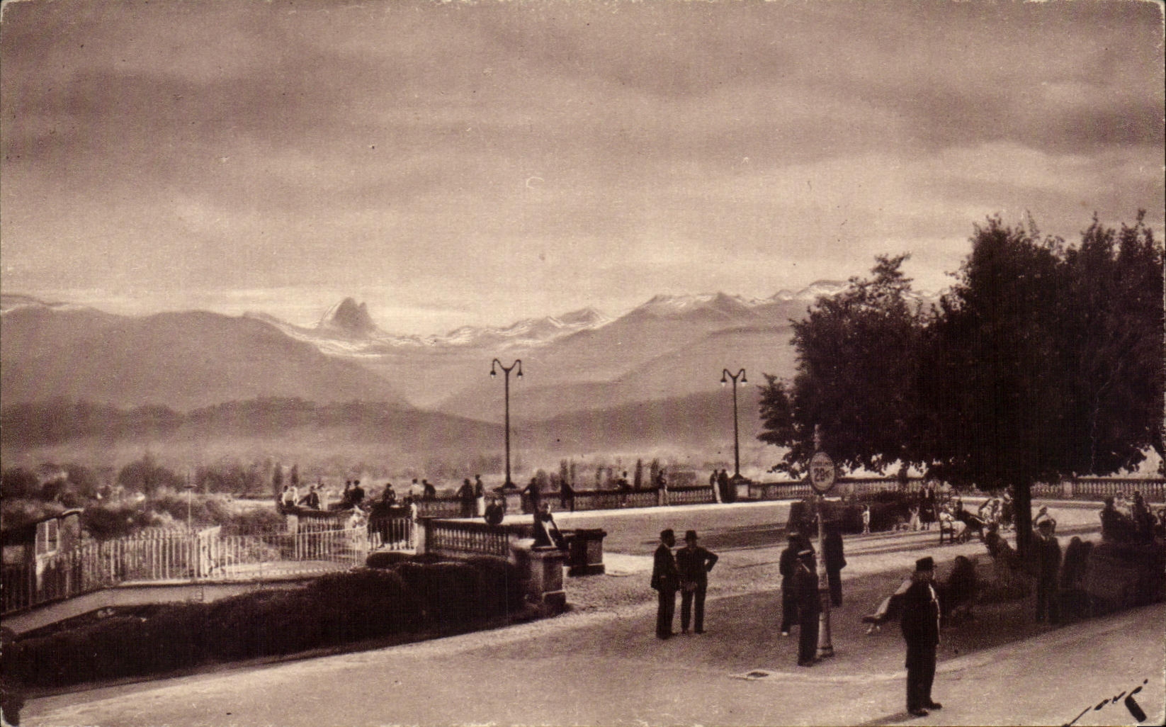 CPA Pau the Terrace the Chain of the Pyrenees and the Peak of midday of Ossau