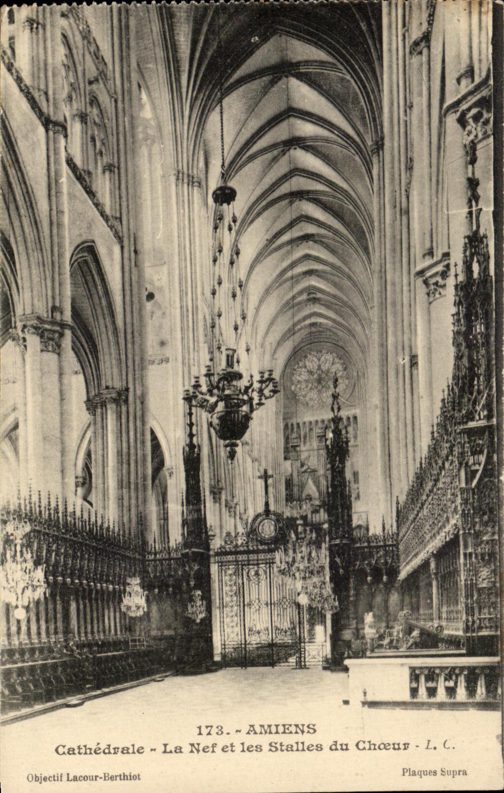 CPA Amiens Cathedrale La Nef Et Les Stalles Du Choeur