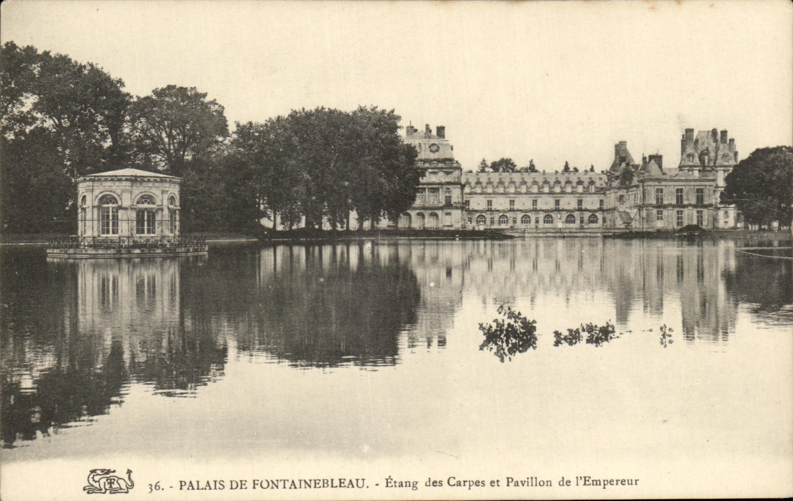 CPA Palais De Fontainebleau Etang Des Carpes Et Pavillon De L'Empereur