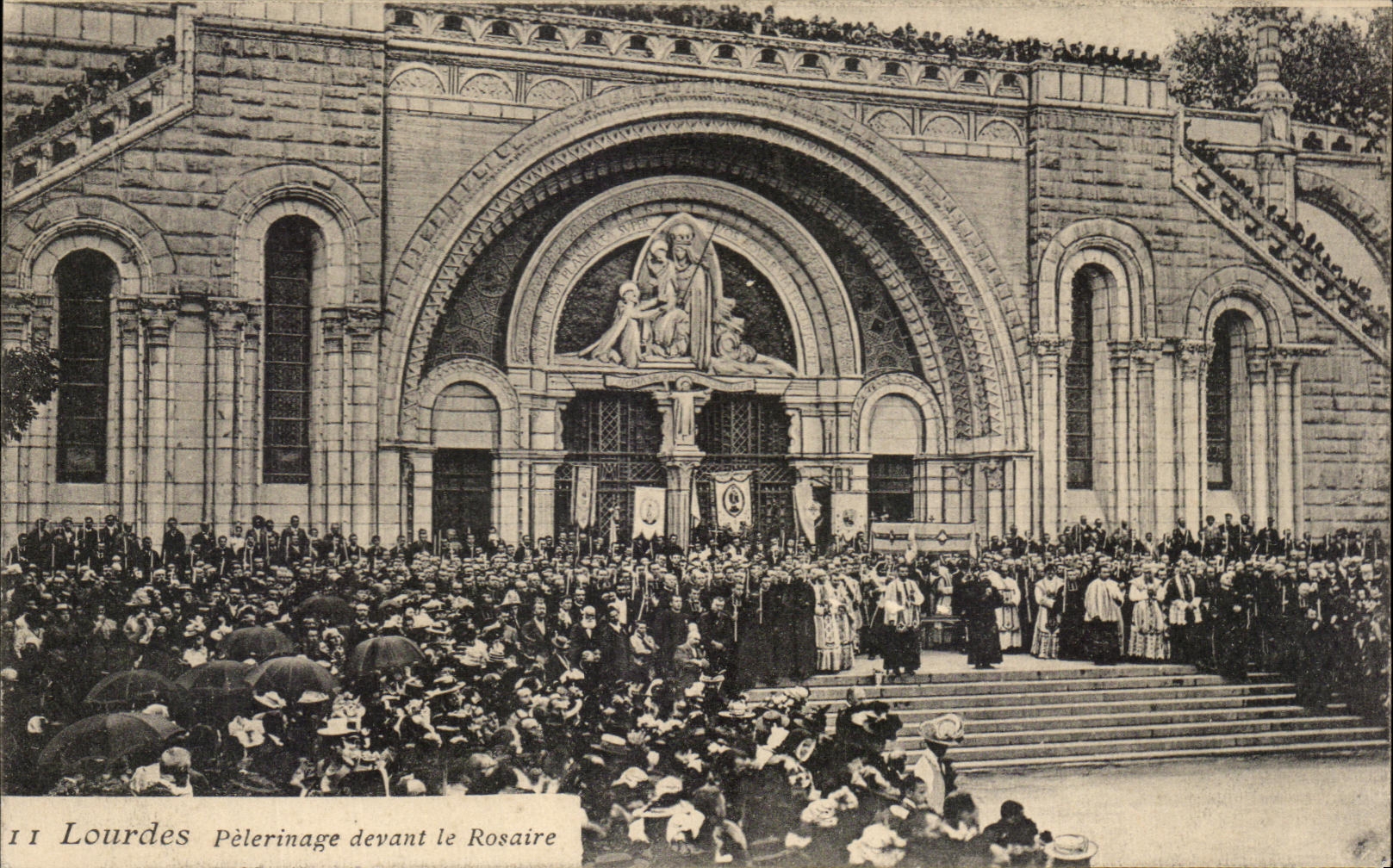 CPA Lourdes Pelerinage Devant Le Rosaire