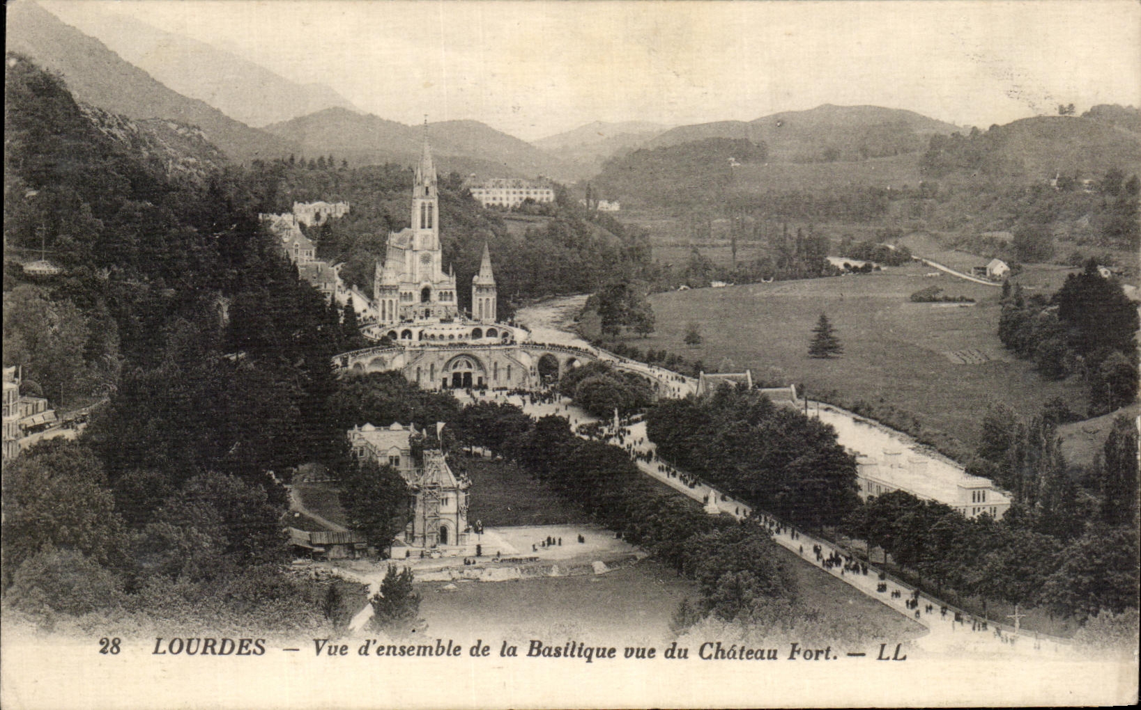 CPA Lourdes Vue d'ensemble de la Basilique vue du Chateau Fort