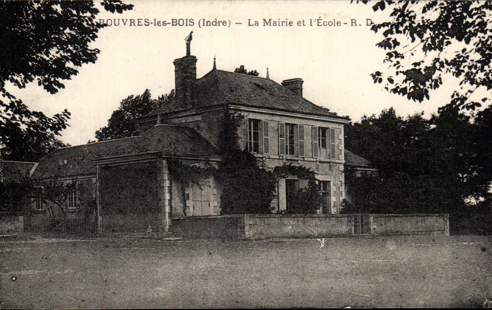 CPA Rouvres les Bois La Mairie et I'Ecole