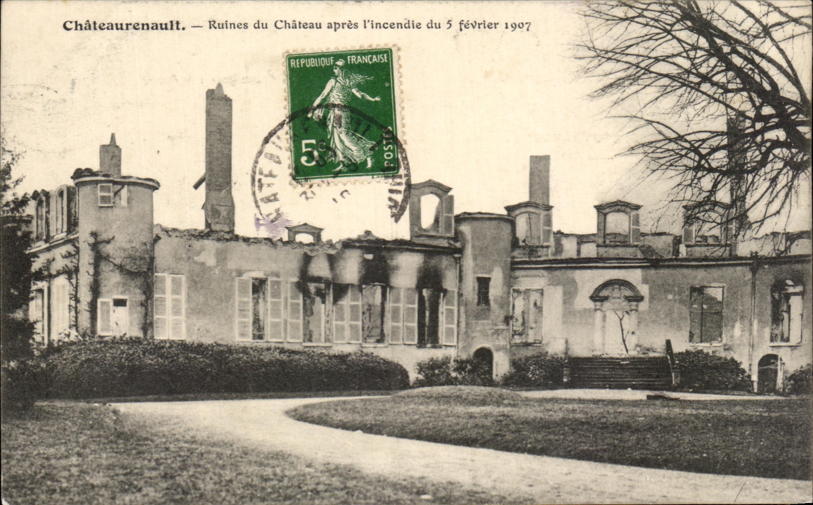 CPA Chateaurenault Ruines du Chateau apres I'Incendie du 5 fevrier 1907