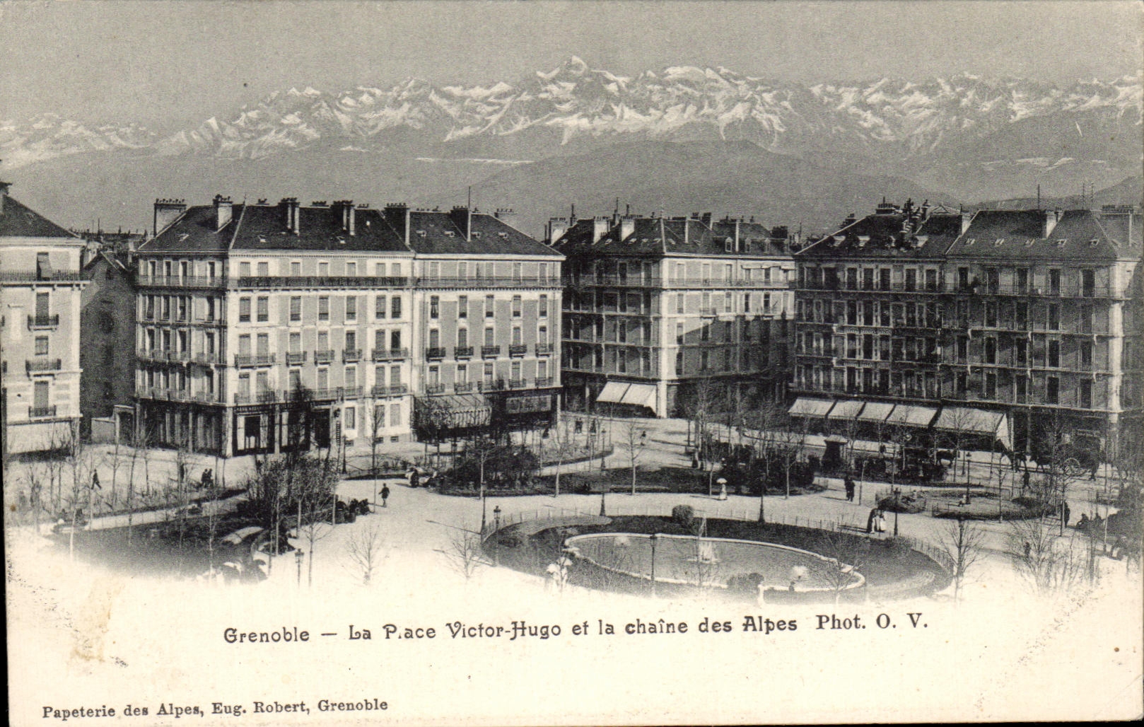CPA Grenoble La Place Victor Hugo et la chaine des Alpes