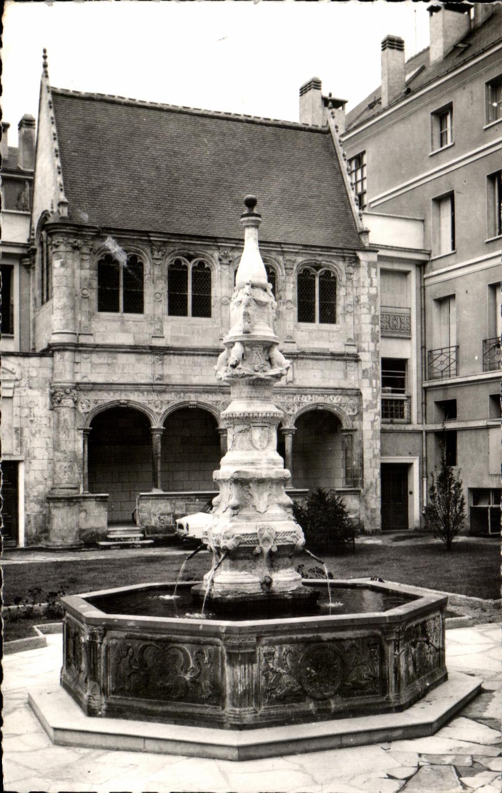 CPA Tours the fontnine of Beaune