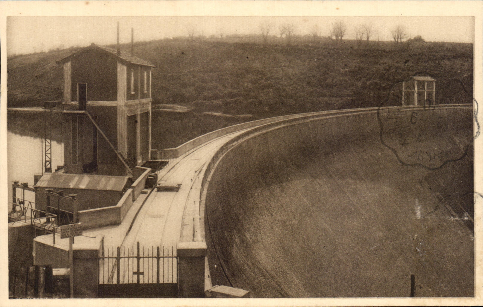 CPA Eguzon Le Barrage Une des deux tours munies de vannes permettant la prise d'eau pour le fonctionnement des turbines