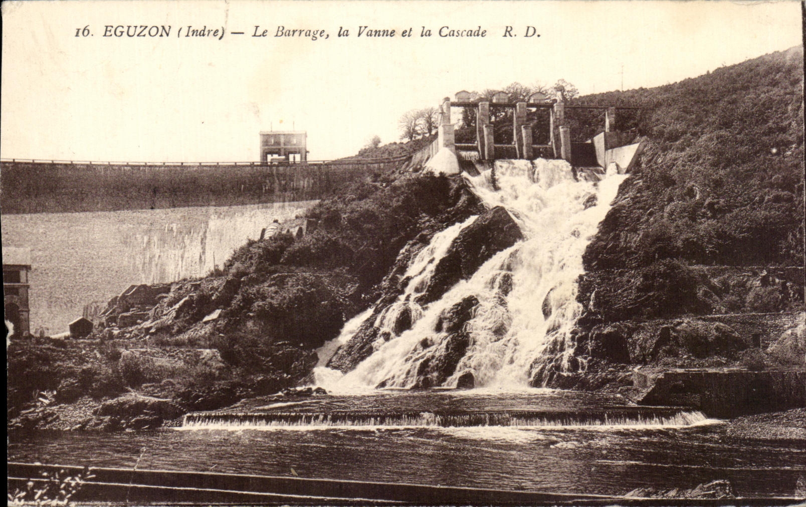 CPA Eguzon Le Barrage la Vanne et la Cascade