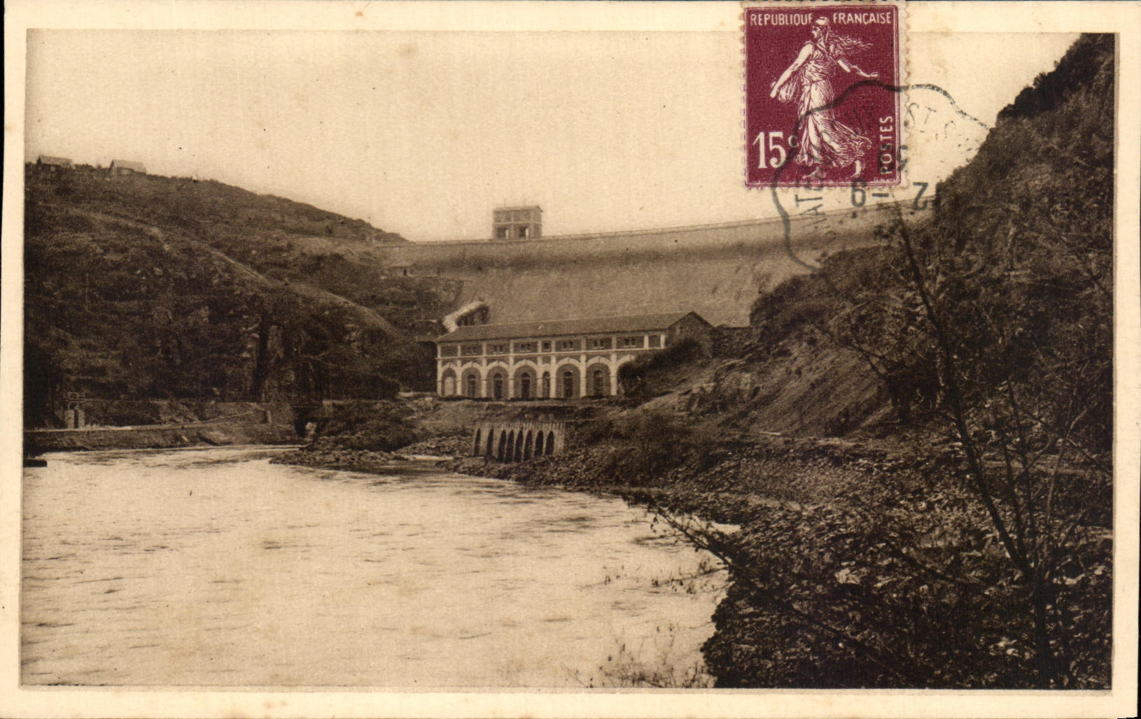 CPA Eguzon L'Usine Electrique au pied du barrage