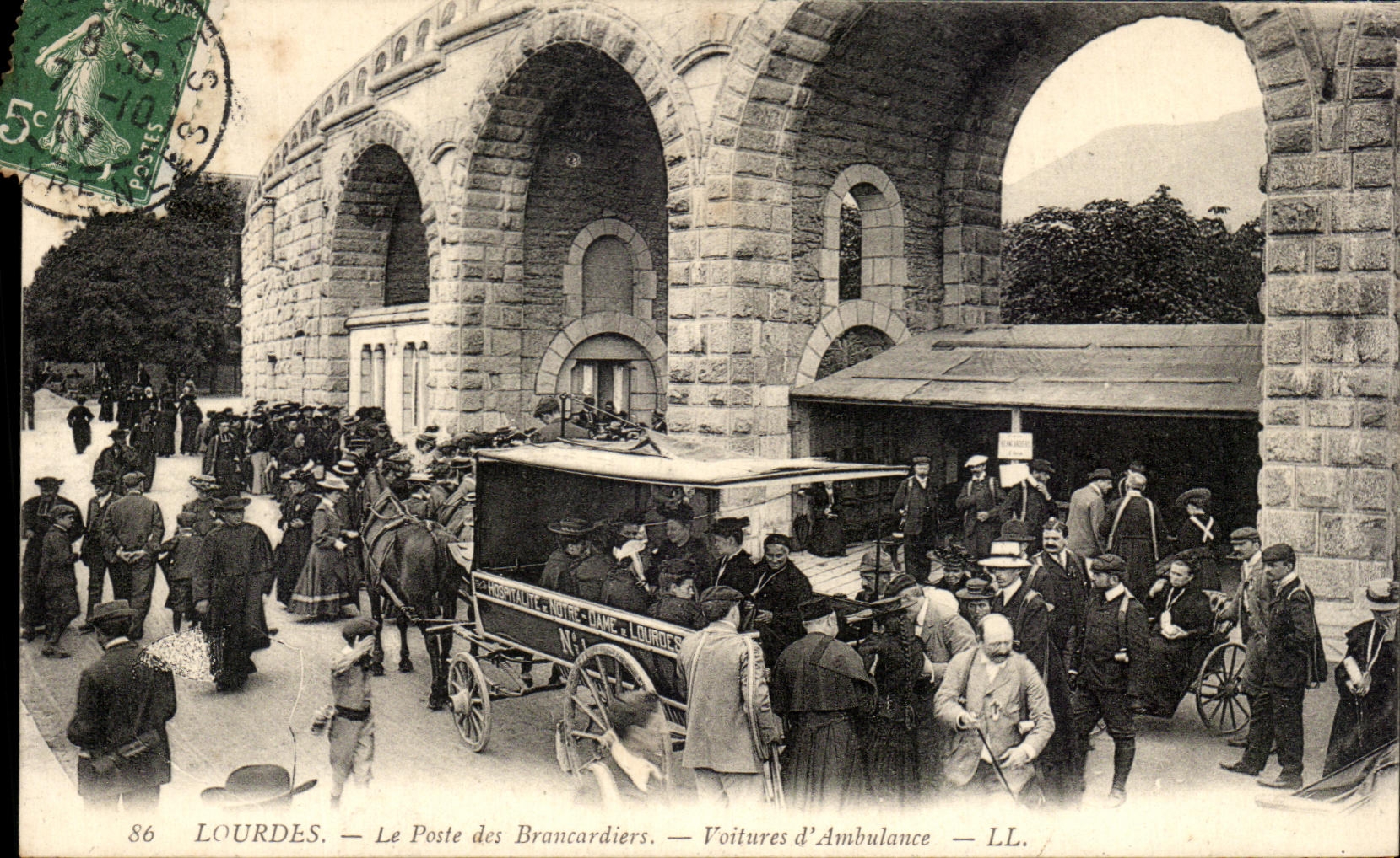 CPA Lourdes Le Porte Des Brancardiers Voitures d'Ambulance