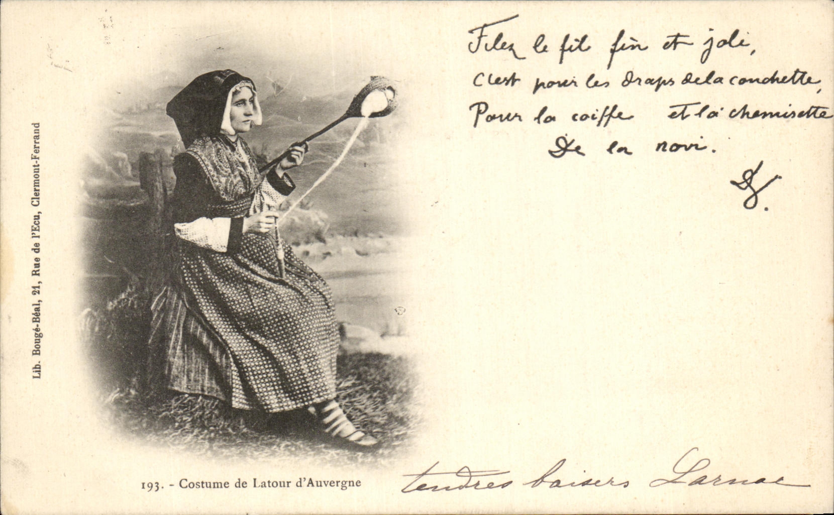 CPA Costume de Latour d'Auvergne Folklore Costume