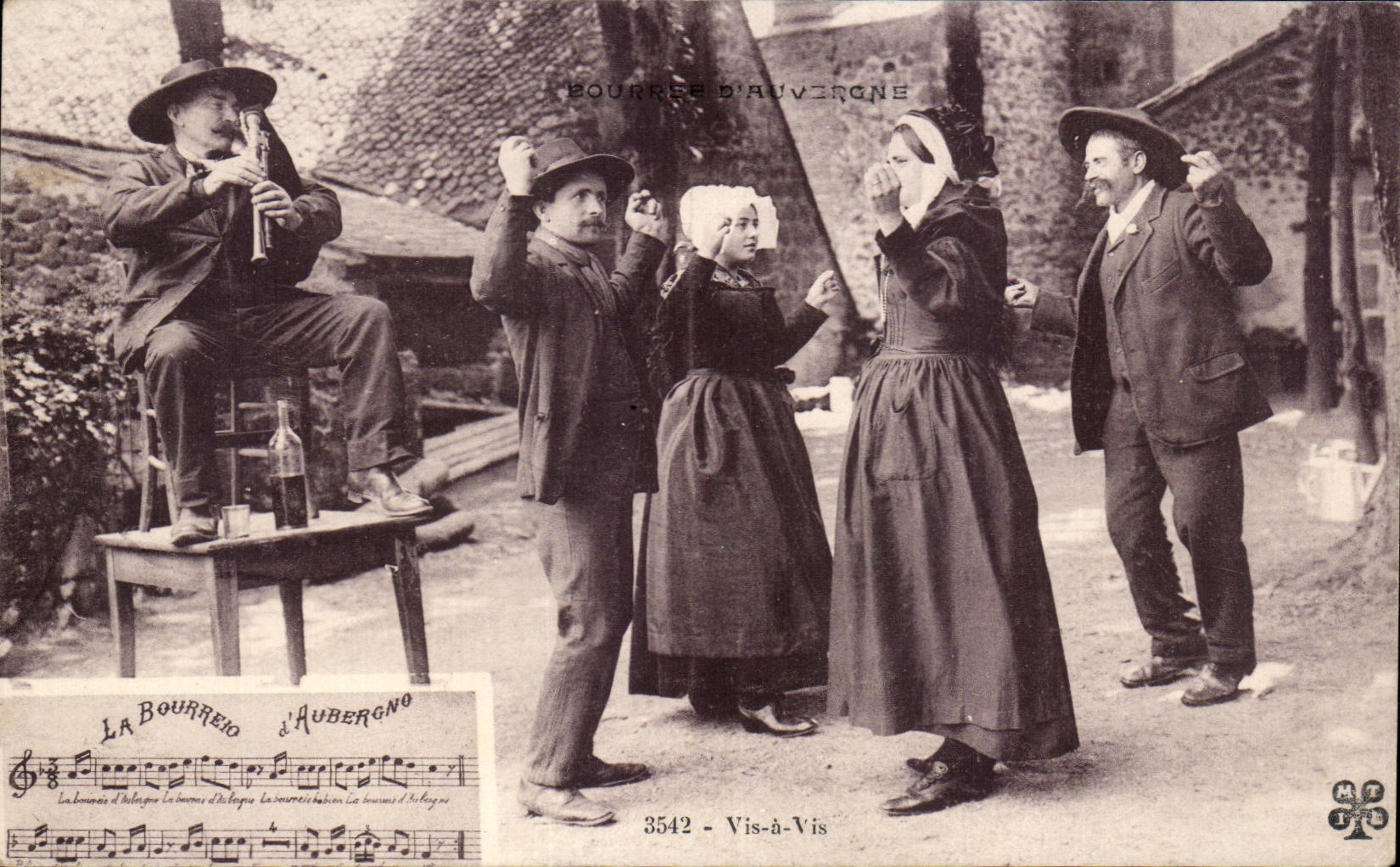 CPA Auvergne Vis a Vis Folklore Costume 
