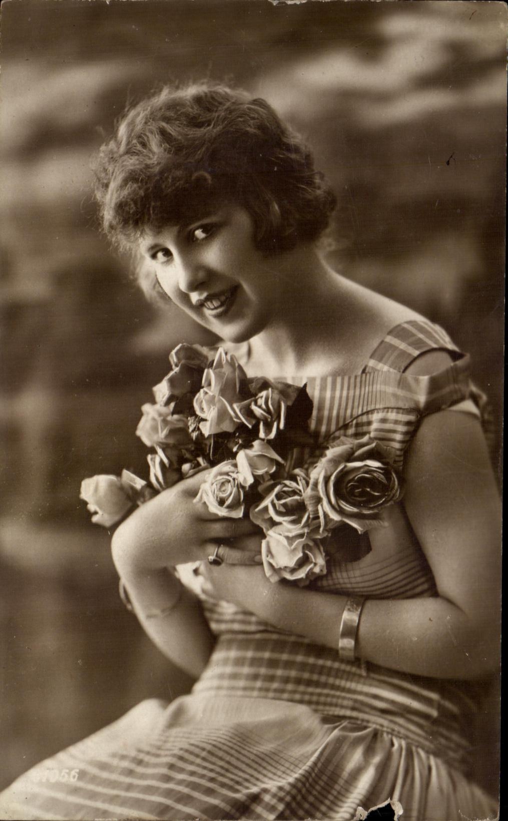 CPA Fantaisie Femme et roses