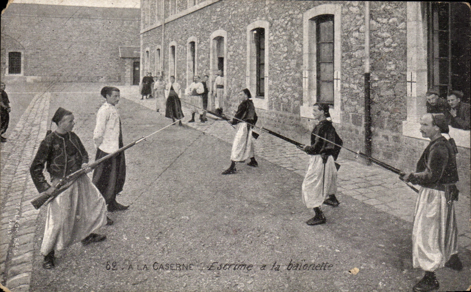 CPA La Caserne Escrime a la baionette Militaria Fencing