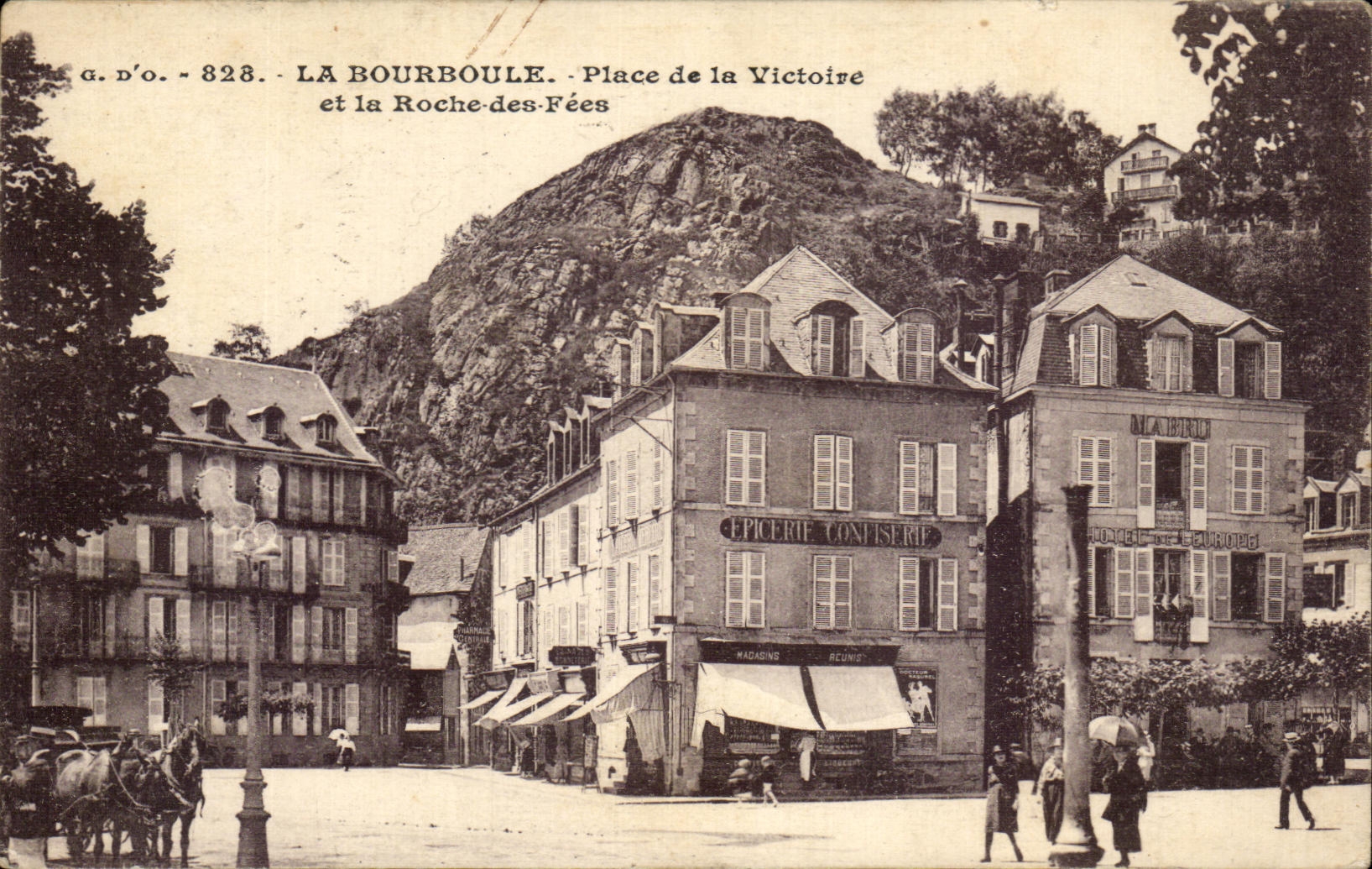CPA La Bourboule Place de la Victoire et la Roche des Fees