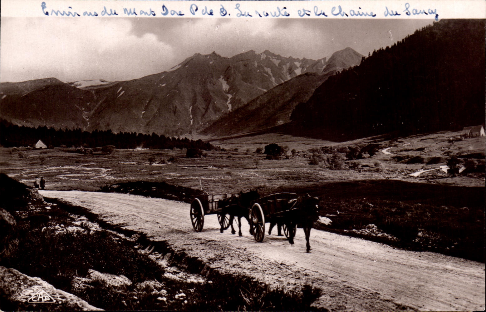 CPA Env of the Mount Gilds the Road and the Chain of Sancy