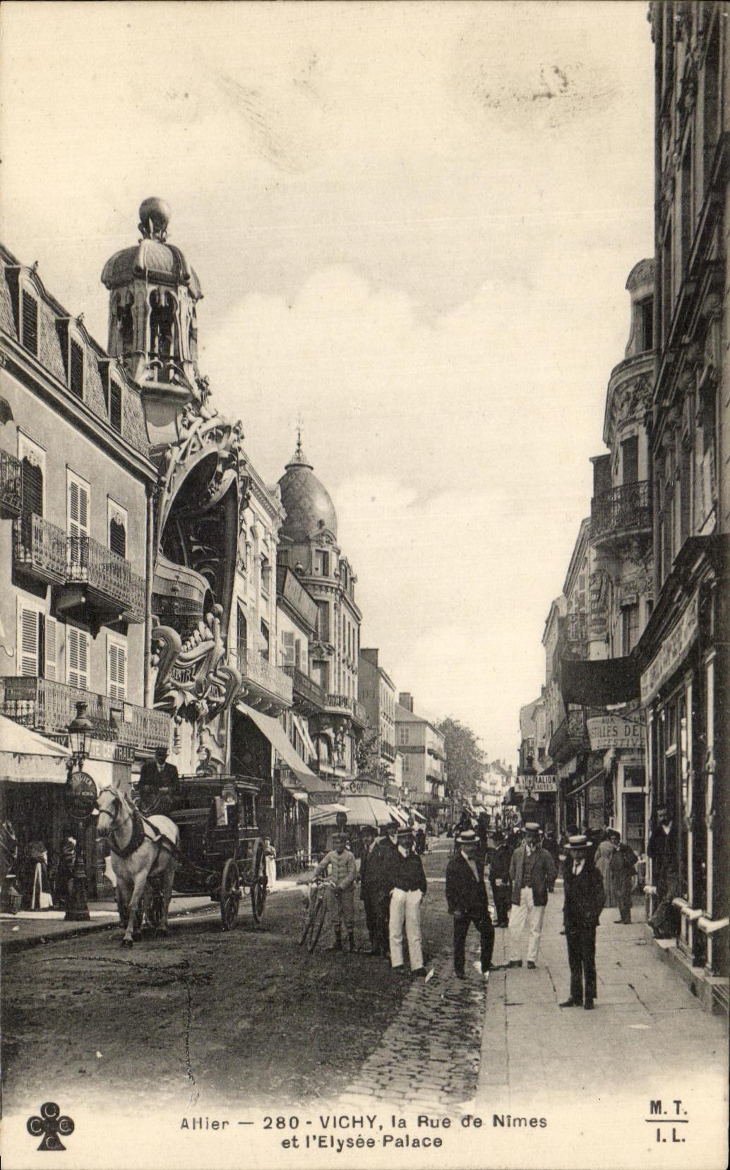 CPA Vichy the Street of Nimes and the Elysium De luxe hotel