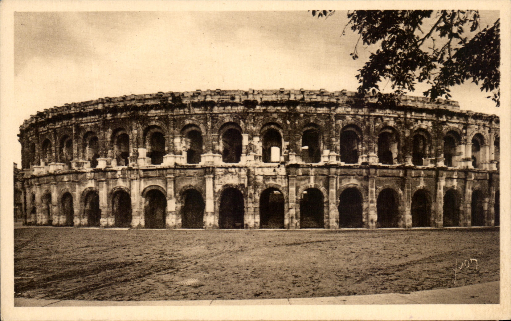 CPA La Douce France Nimes Les Arenes