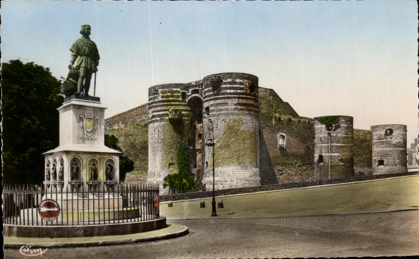 CPA Angers Statue du Roi Rene et le Chateau