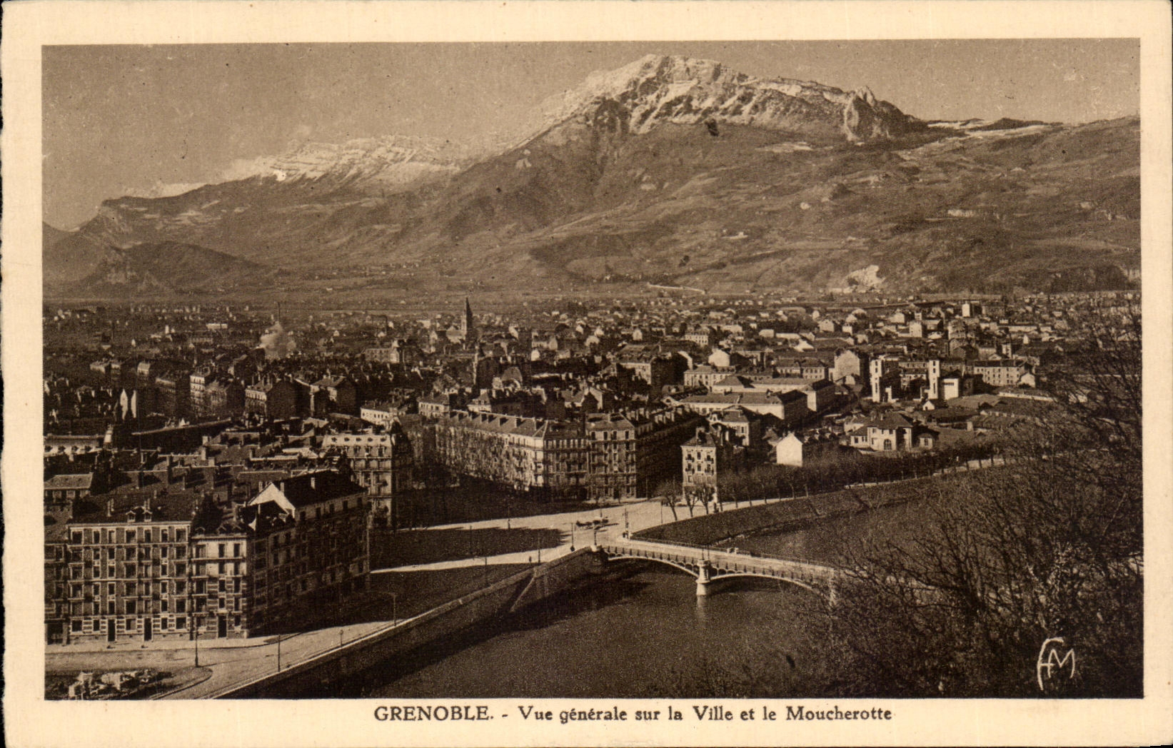 CPA Grenoble Vue Generale Sur La Ville Et Le Moucherotte
