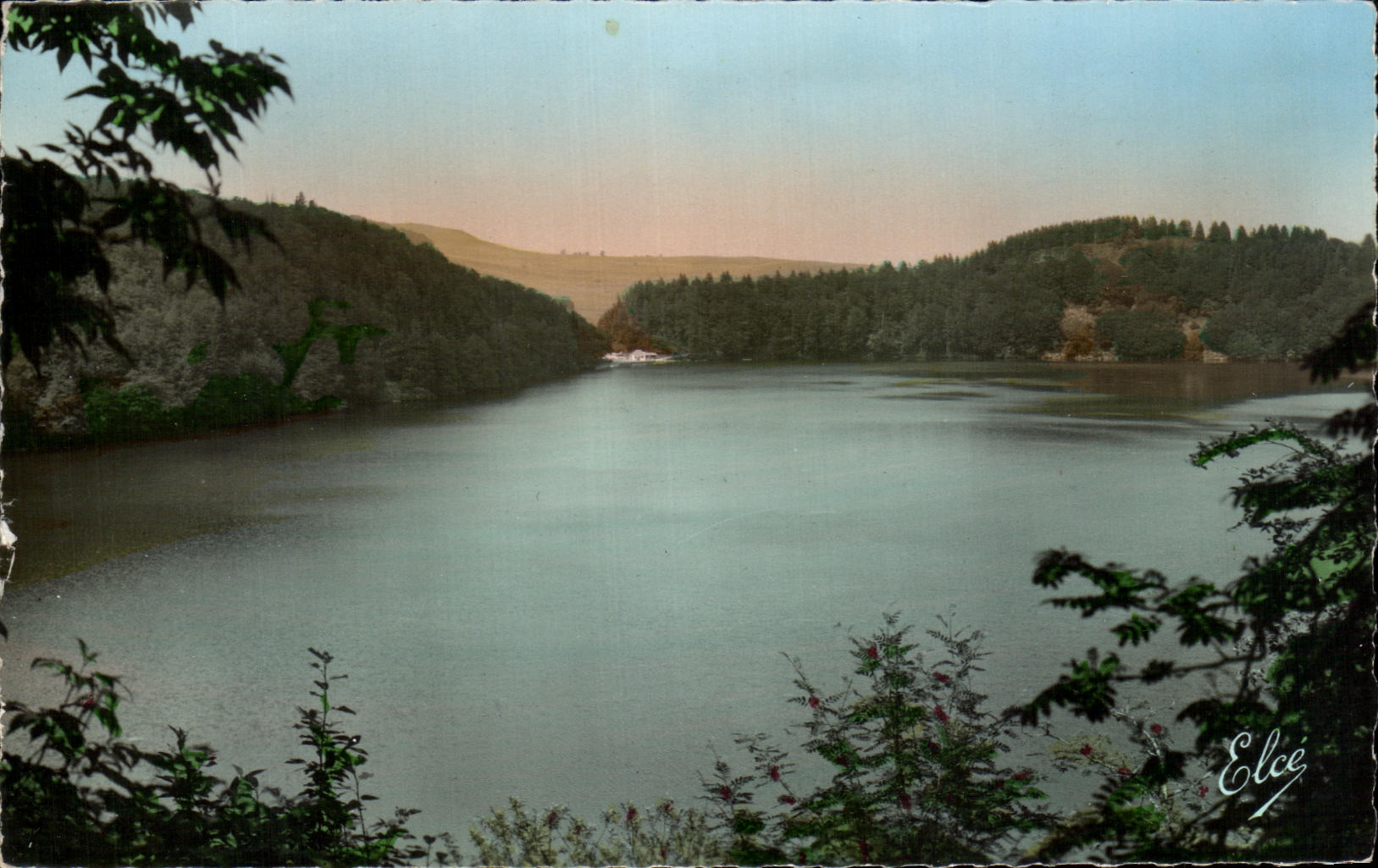 CPA Picturesque Auvergne And Tourist Lake Pavin At the bottom the beach of arrival