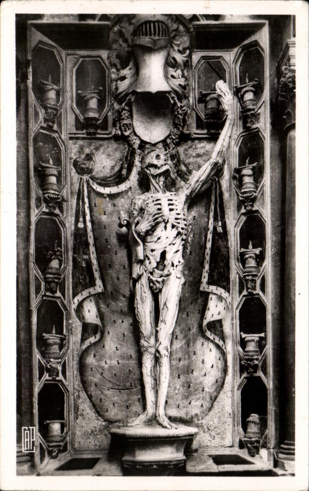 CPA Bar the Duke the Church Saint Pierre Mausoleum of Prince Rene de Chalons the skeleton