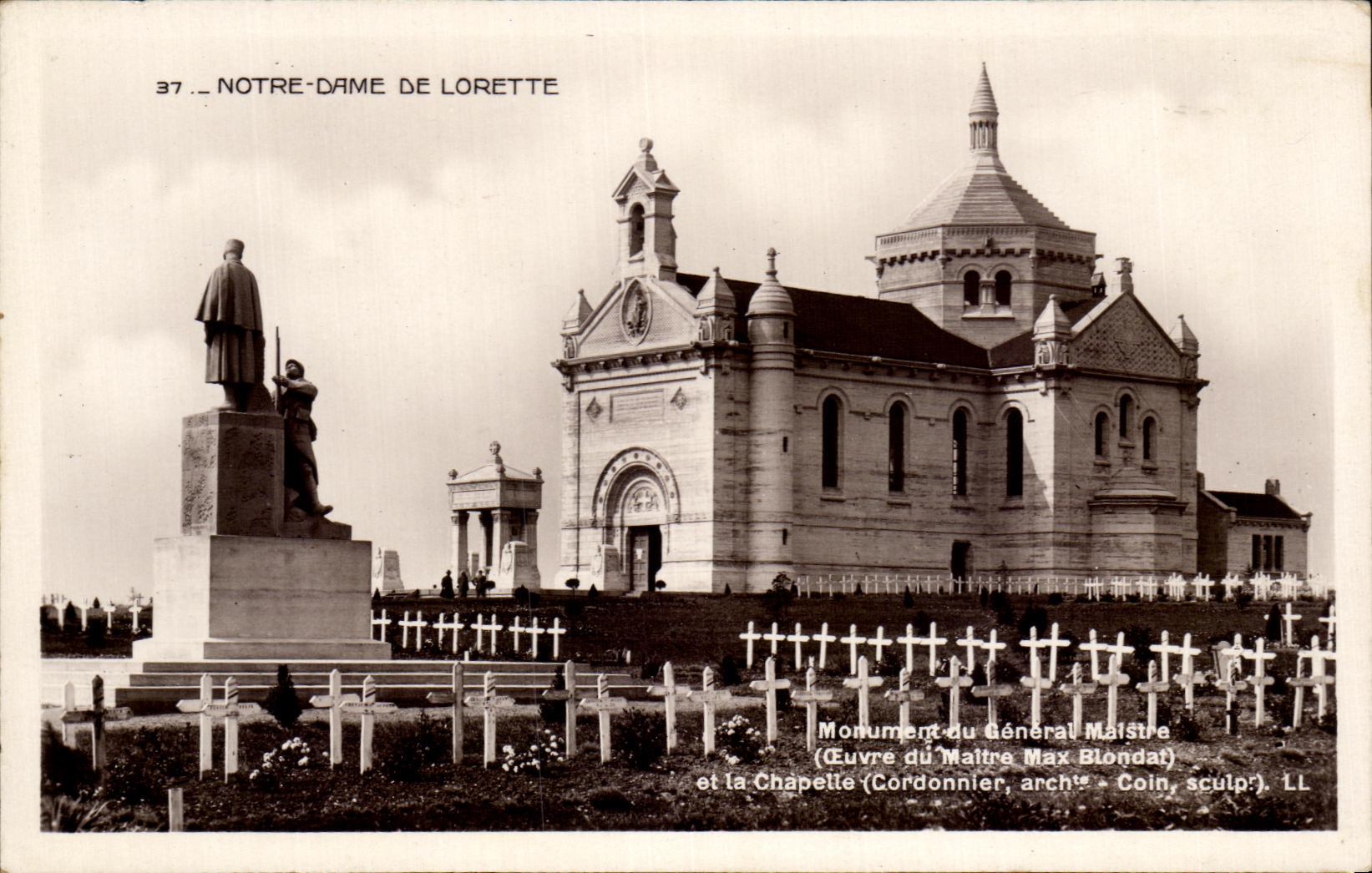 CPA Notre Dame De Lorette monument du general Maistre Oeuvre du maitre Max Blondat et la chapelle Militaria 